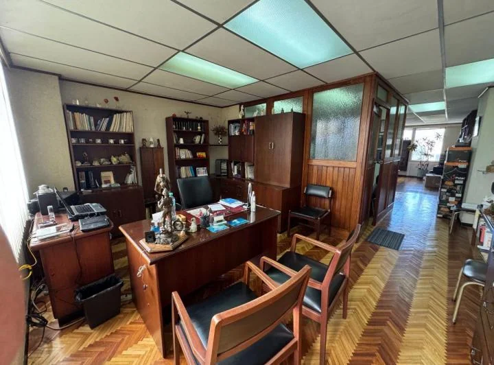 En Venta Consultorio U Oficina de 62 m² 3 Ambientes, Parqueadero y Ascensor en Av Eloy Alfaro — imagen 1