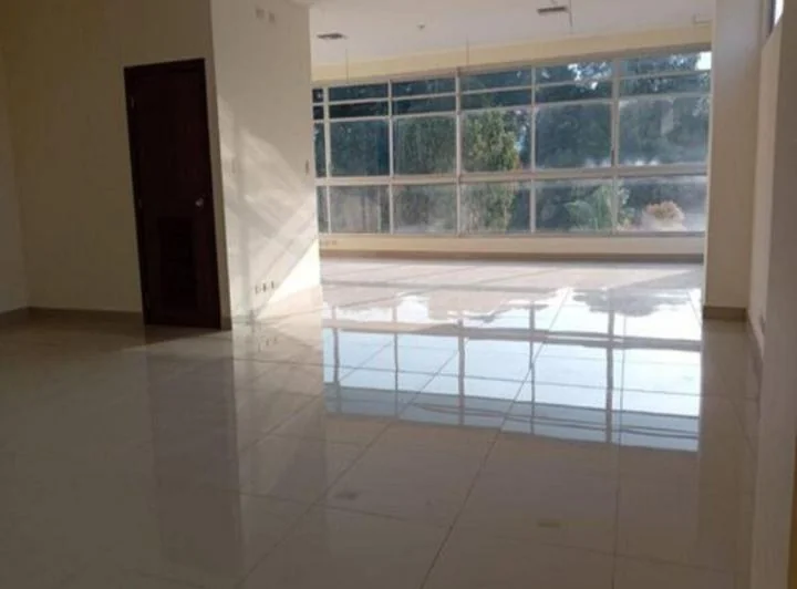 En Venta Piso con 8 Oficinas/consultorios y con 15 Parqueos, Kennedy Norte, Guayas — imagen 1
