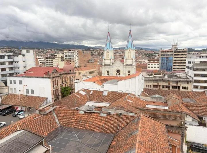 Gran Oportunidad Amplio Departamento en Venta en El Centro Histórico de Cuenca Ec. Azuay — imagen 1