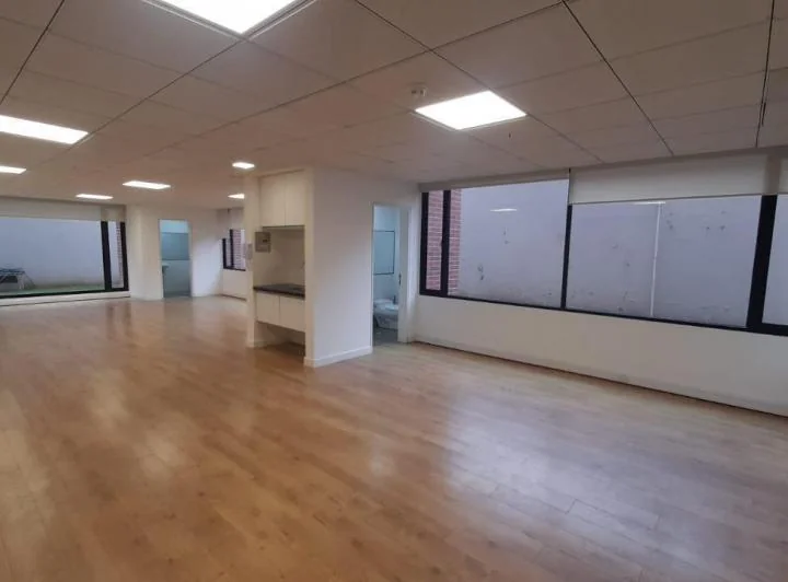 Sector Av Whymper. oficina en Renta o Venta 87 m, Edificio Corporativo — imagen 1