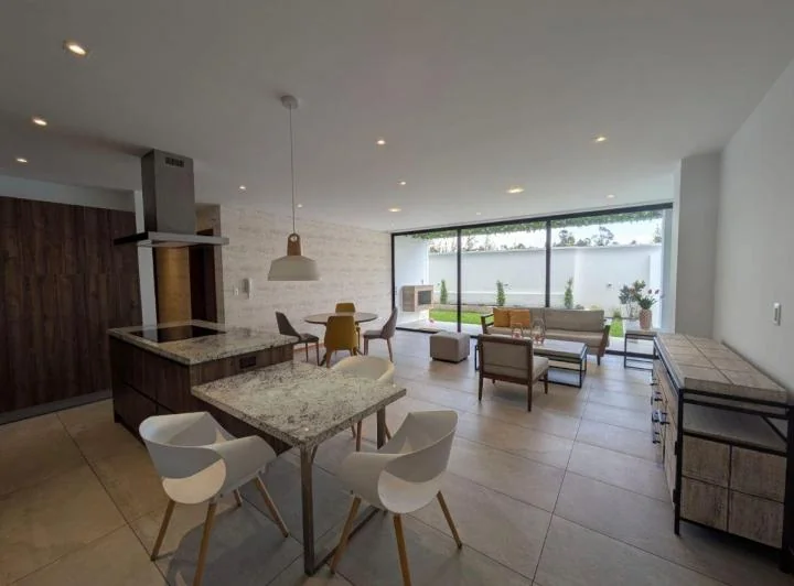 Hermoso Departamento en Planta Baja, con Jardin, de Venta en Cumbaya — imagen 1