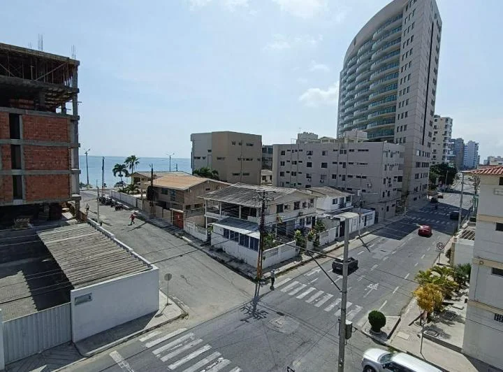 Vendo Comodo Departamento con Vista Parcial Al Mar a Tan Solo Una Calle del Malecon de San Lorenzo — imagen 1