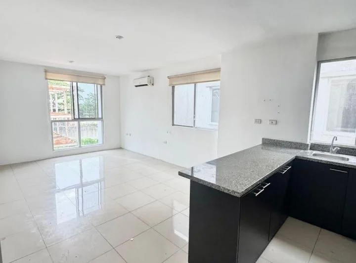 Vendo Departamento en Puerto Azul 2 Dorm., 2do Piso Condominio con Escaleras Doble Garita, Guayas — imagen 1