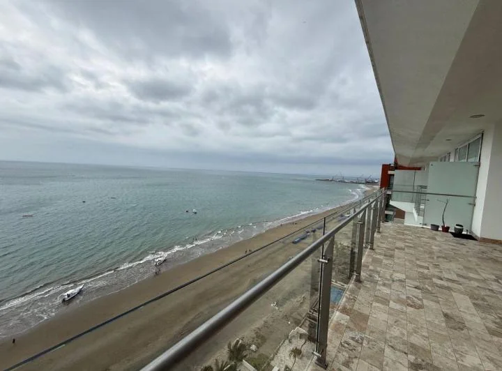 Departamento de Venta Frente Al Mar en Edificio Oceania Manta, Manabí — imagen 1