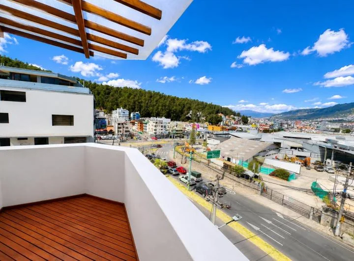 Departamento en Venta de 3 Hab por $90.000 Cerca del Redondel del Ciclista con Vista Panorámica — imagen 1