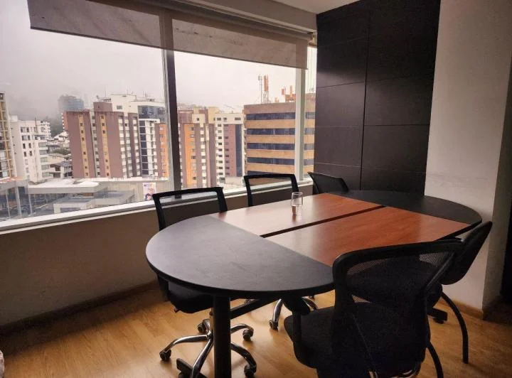 Vendo Oficina con Vista Semiamoblada 120 Mtros Edificio Corporativo Eloy Alfaro y 6 de Diciembre — imagen 1