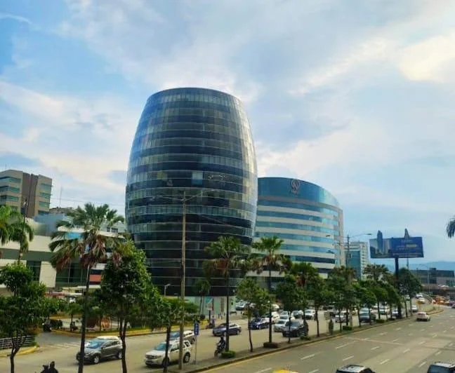Ed. 100 Business, Frente Al Mall del Sol, Vendo 2 Oficinas, Guayas — imagen 1