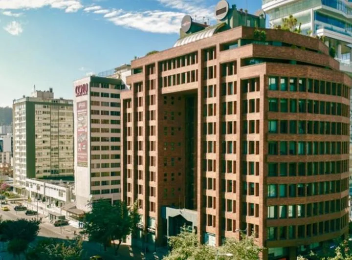 Jal. Venta de Oficina Quito, 112 m² Más 3 Parqueos, Plataforma Gubernamental Norte — imagen 1