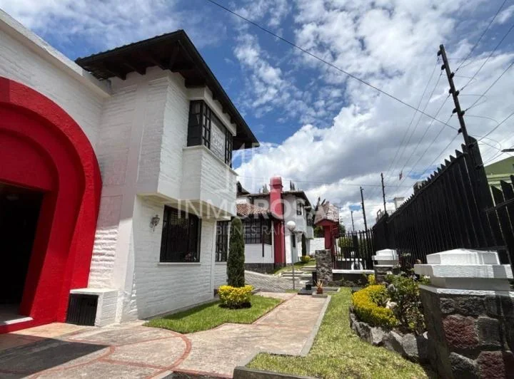 En Ponceano Alto $124.900 Casa Estilo Español con 4 Dorm., 2 Parq, Balcón, Vista Cerca Ism West — imagen 1