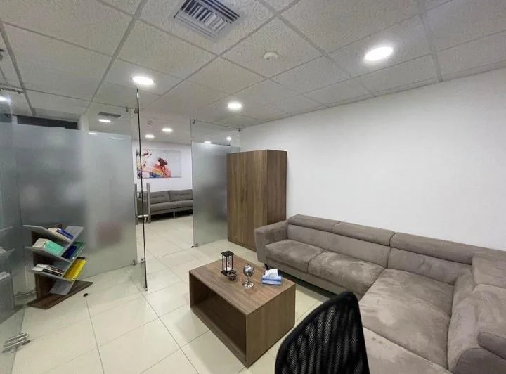 Vendo o Alquilo Oficina en Puerto Santa Ana, Semiamoblada, Parqueo, Guayas — imagen 1