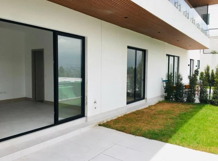 Ira Departamento en Cumbayá, Dos Habitaciones con Balcón y Jardin — imagen 1