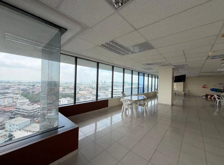 En Venta Oficina Ejecutiva 180 m² Edif. Las Cámaras - Guayaquil, Av Francisco de Orellana. Guayas — imagen 1