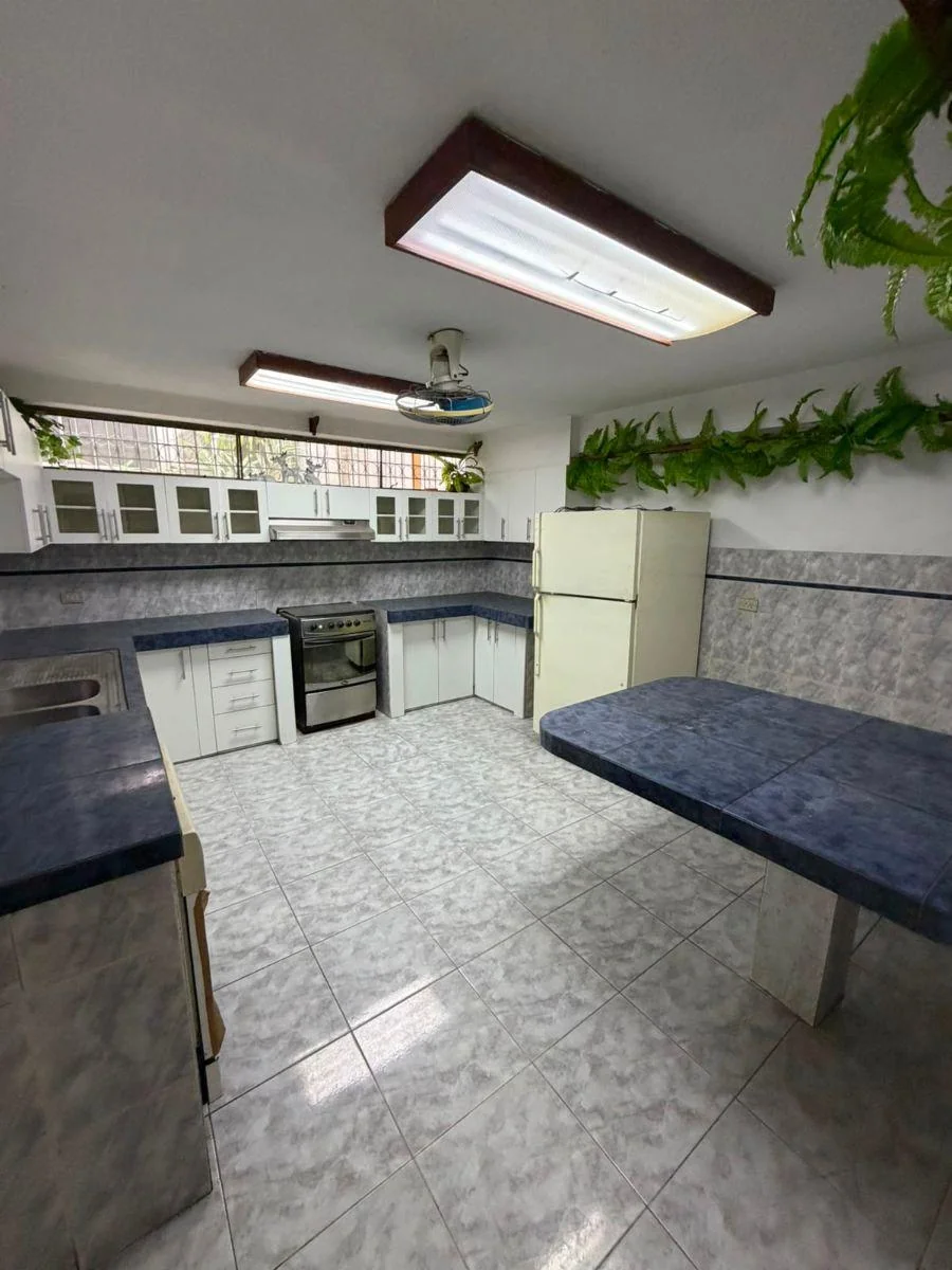 Departamento de Venta en Lomas de Urdesa Dentro de Condominio con Vista a La Ciudad, Guayas — imagen 2