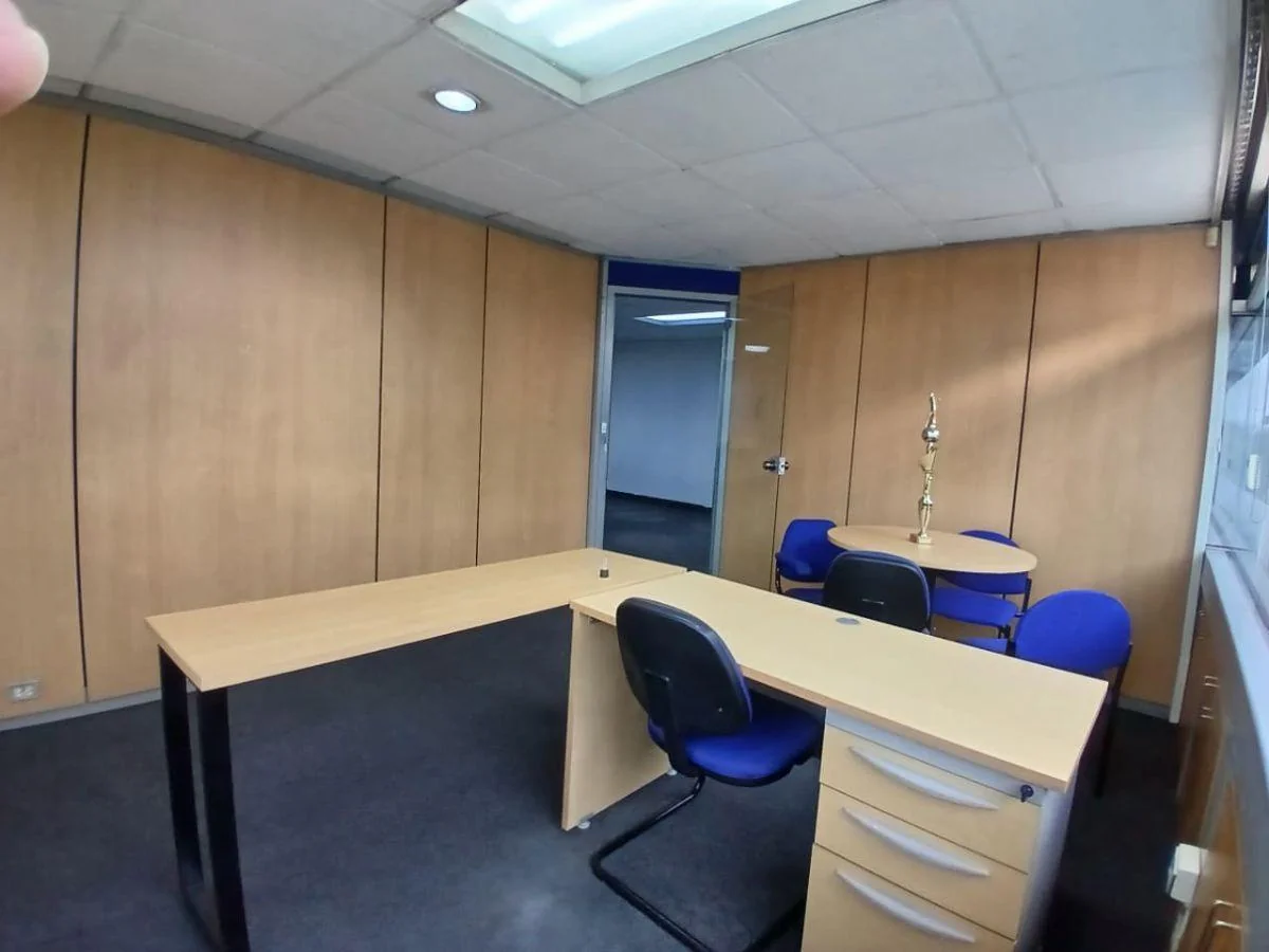 Vendo o Arriendo 3 Oficinas Juntas en Edificio Corporativo - Sector Cerca a Naciones Unidas — imagen 4