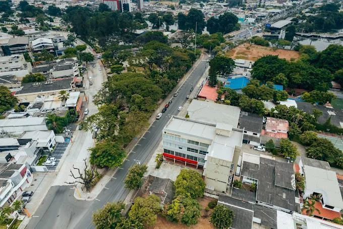 Vendo o Alquilo Local Comercial en Urdesa Center con Oficinas 293 m² Venta o Alquiler, Guayas — imagen 2
