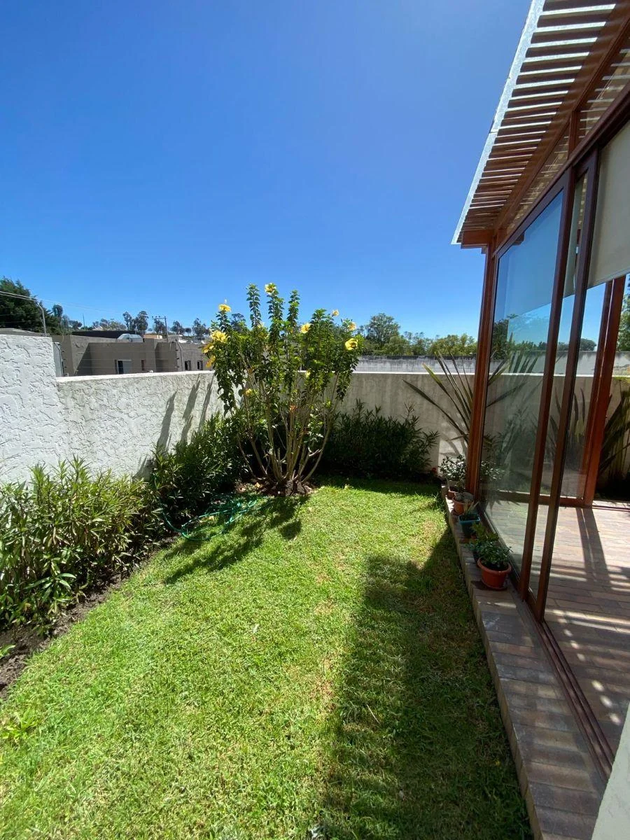 Cumbayá, Vendo Linda Suite, con Sala Exterior, Chimenea, Acceso Directo Al Jardín, Colegio Menor — imagen 3