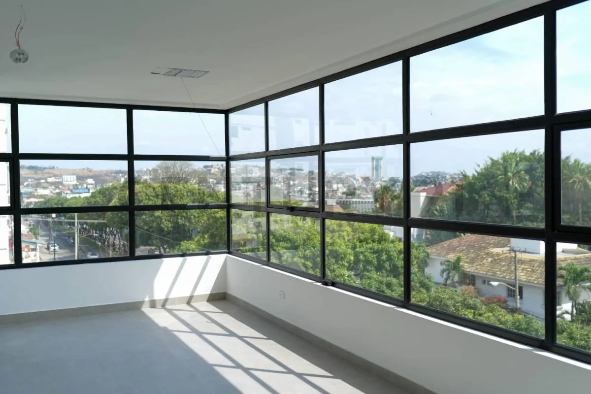 Oficinas de Estreno Ceibos Excelente Ubicación y Vista Alest, Guayas — imagen 5