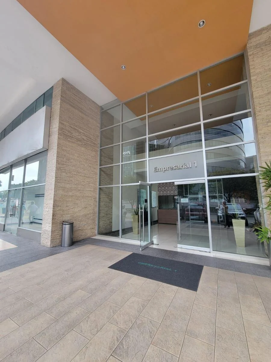 En Venta Estratégica Oficina Amoblada de 75 m² en El Parque Empresarial Colón, Guayas — imagen 4
