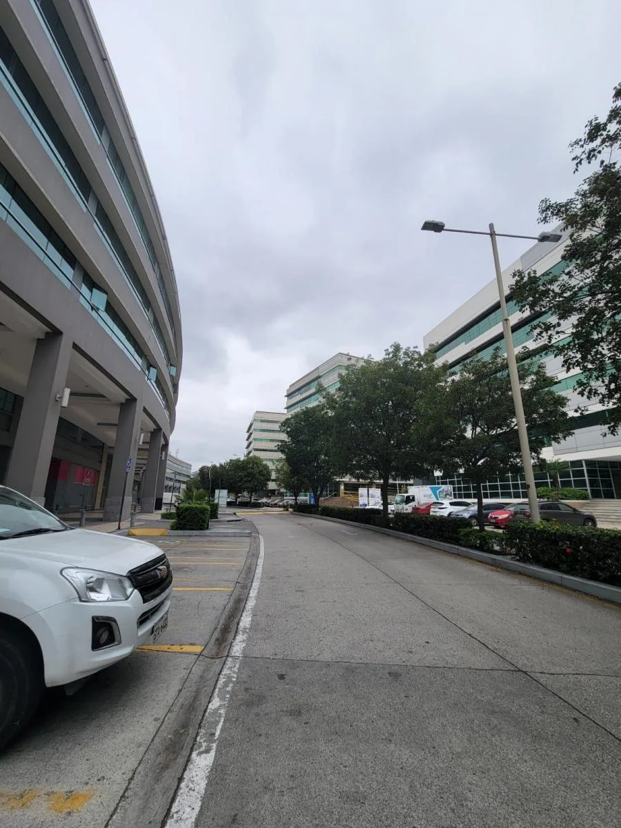 En Venta Estratégica Oficina Amoblada de 75 m² en El Parque Empresarial Colón, Guayas — imagen 3