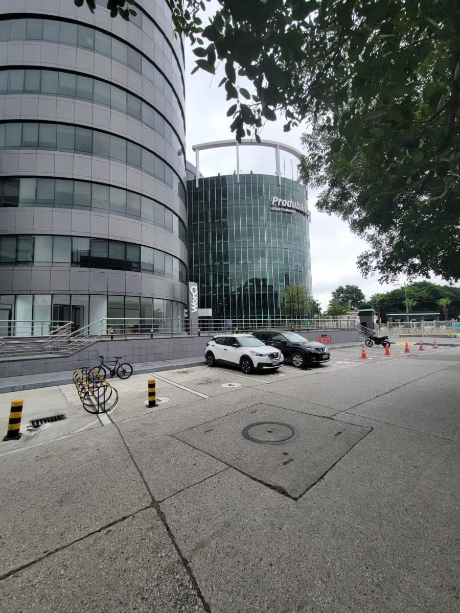 En Venta Estratégica Oficina Amoblada de 75 m² en El Parque Empresarial Colón, Guayas — imagen 2