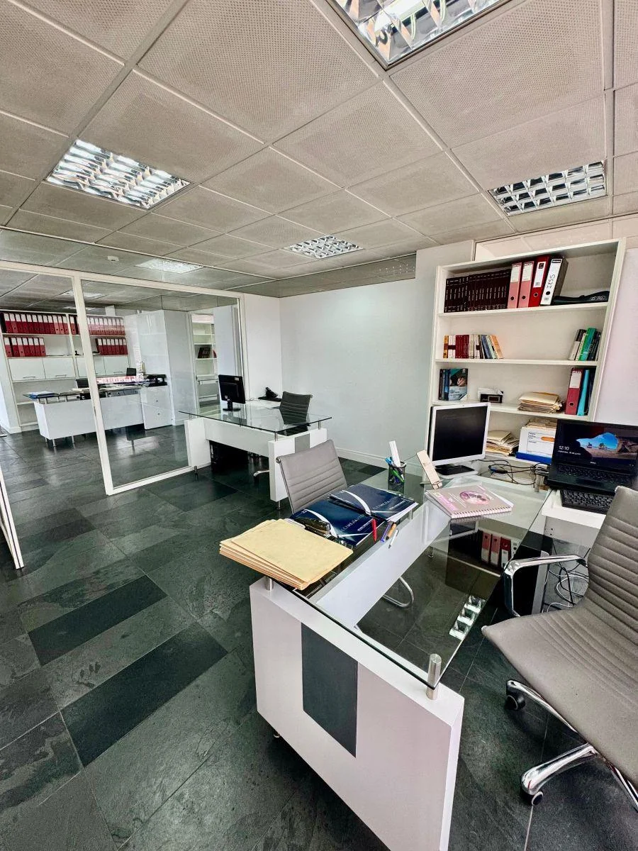 Se Vende Amplia Oficina de 340 m² en El Sector de La Plaza Artigas en $ — imagen 3