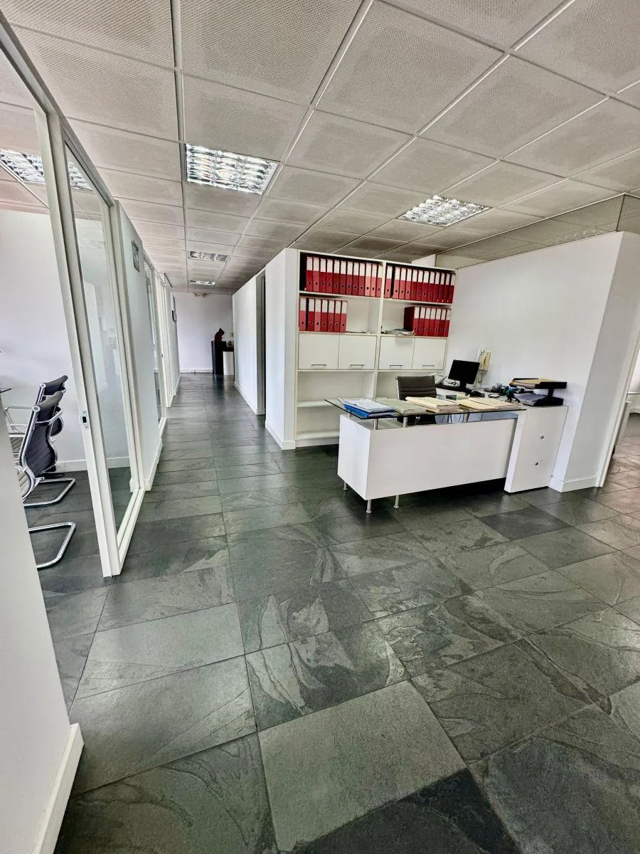 Se Vende Amplia Oficina de 340 m² en El Sector de La Plaza Artigas en $ — imagen 2