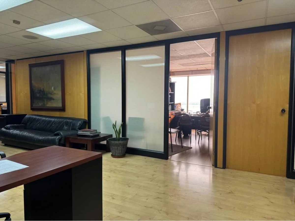 Centro de Guayaquil. Oficina Comercial de 227 m² en Venta Lujosa, Guayas — imagen 3