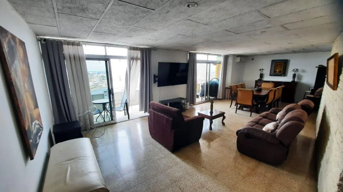 Venta de Amplio Departamento con Vista Panorámica en Av 9 de Octubre - R. Luna, Guayas — imagen 2