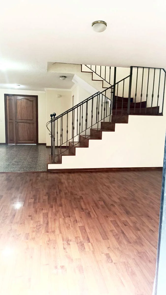 Linda Casa de 4 Dorm. en Cumbaya — imagen 2