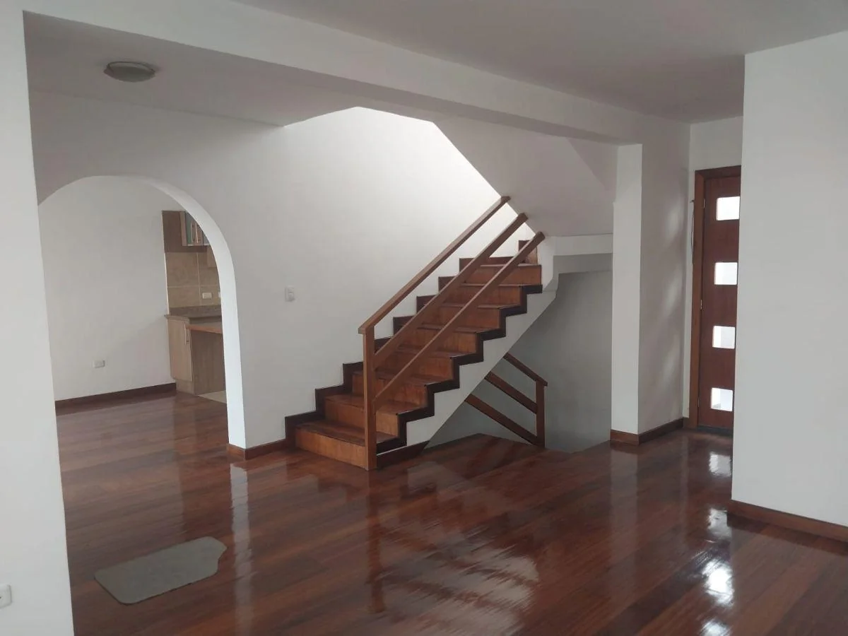 Vendo Hermosa Casa de Tres Dorm. Master en Conjunto Privado. Sector Santa Lucia — imagen 5