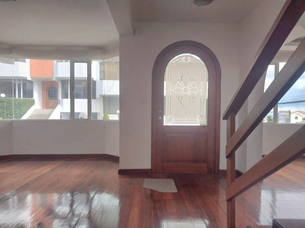 Vendo Hermosa Casa de Tres Dorm. Master en Conjunto Privado. Sector Santa Lucia — imagen 4
