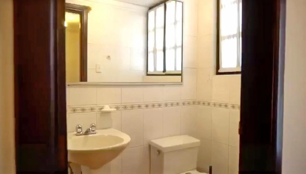 Vendo Casa Estilo Español 3 Dorm. y un Altillo Sector Ex Colegio Eintein Cerca de La Univ. Sek — imagen 2