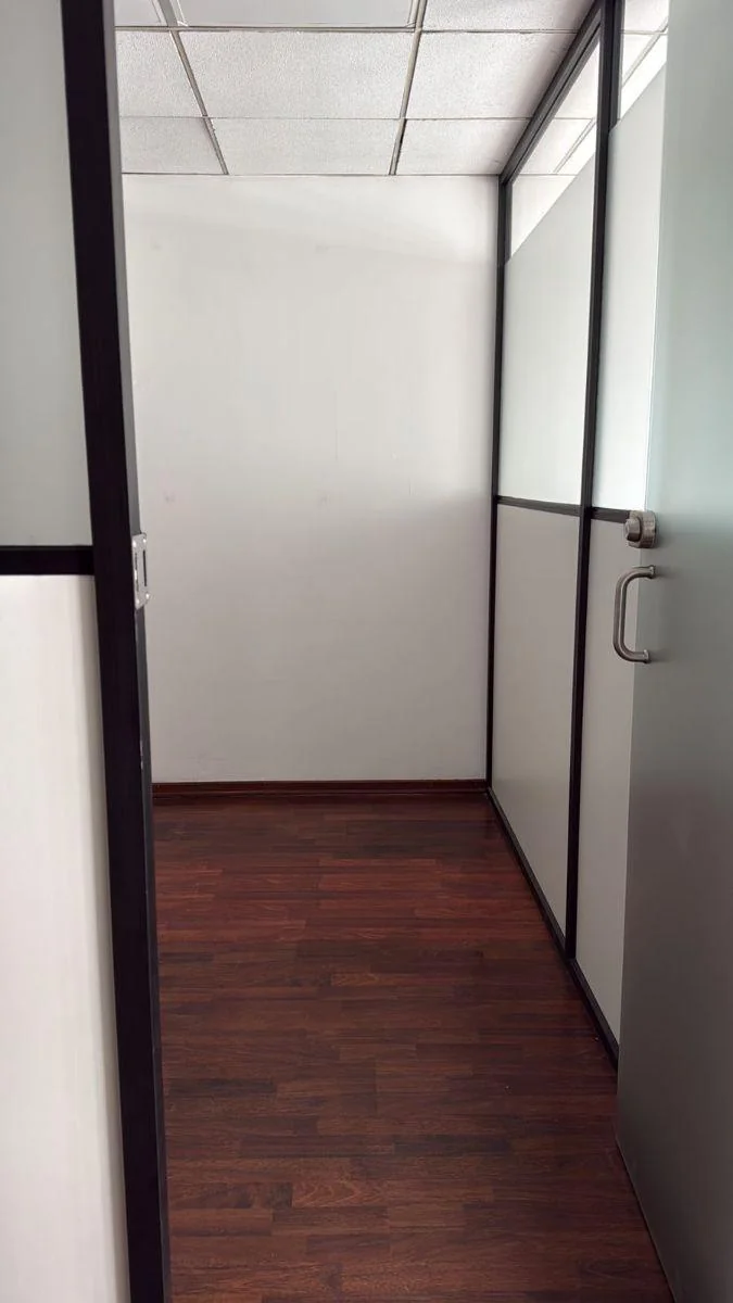 Vendo Oficina Av de Los Shyris, Edificio Puerta del Sol, 75 m, Dos Baños, 1 Parqueo, $90 Mil — imagen 3