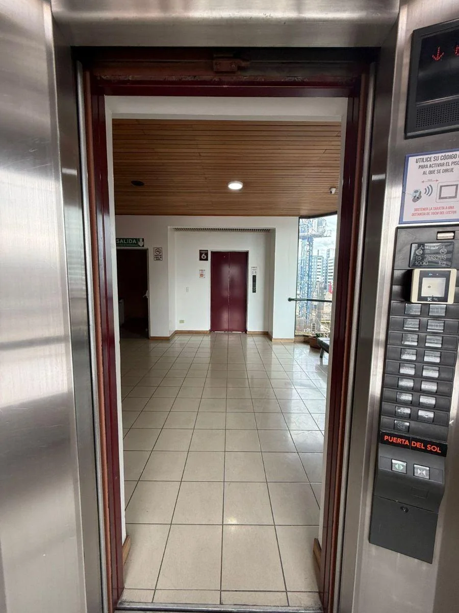 Vendo Oficina Av de Los Shyris, Edificio Puerta del Sol, 75 m, Dos Baños, 1 Parqueo, $90 Mil — imagen 2
