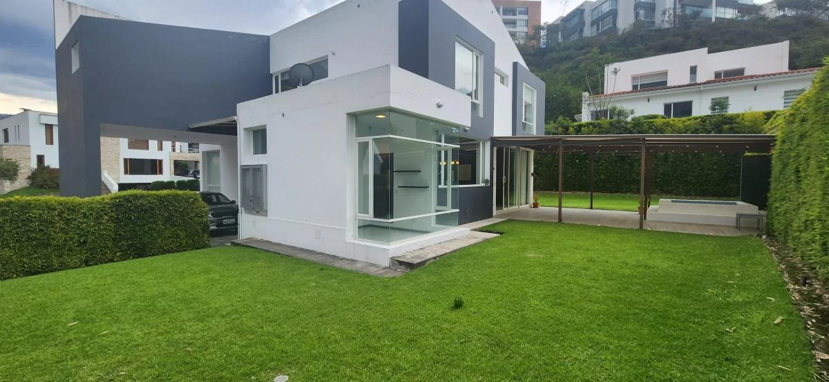 Hermosa Casa Moderna de Venta o Renta Urbanizacion Exclusiva Cumbaya por Ruta Viva — imagen 5