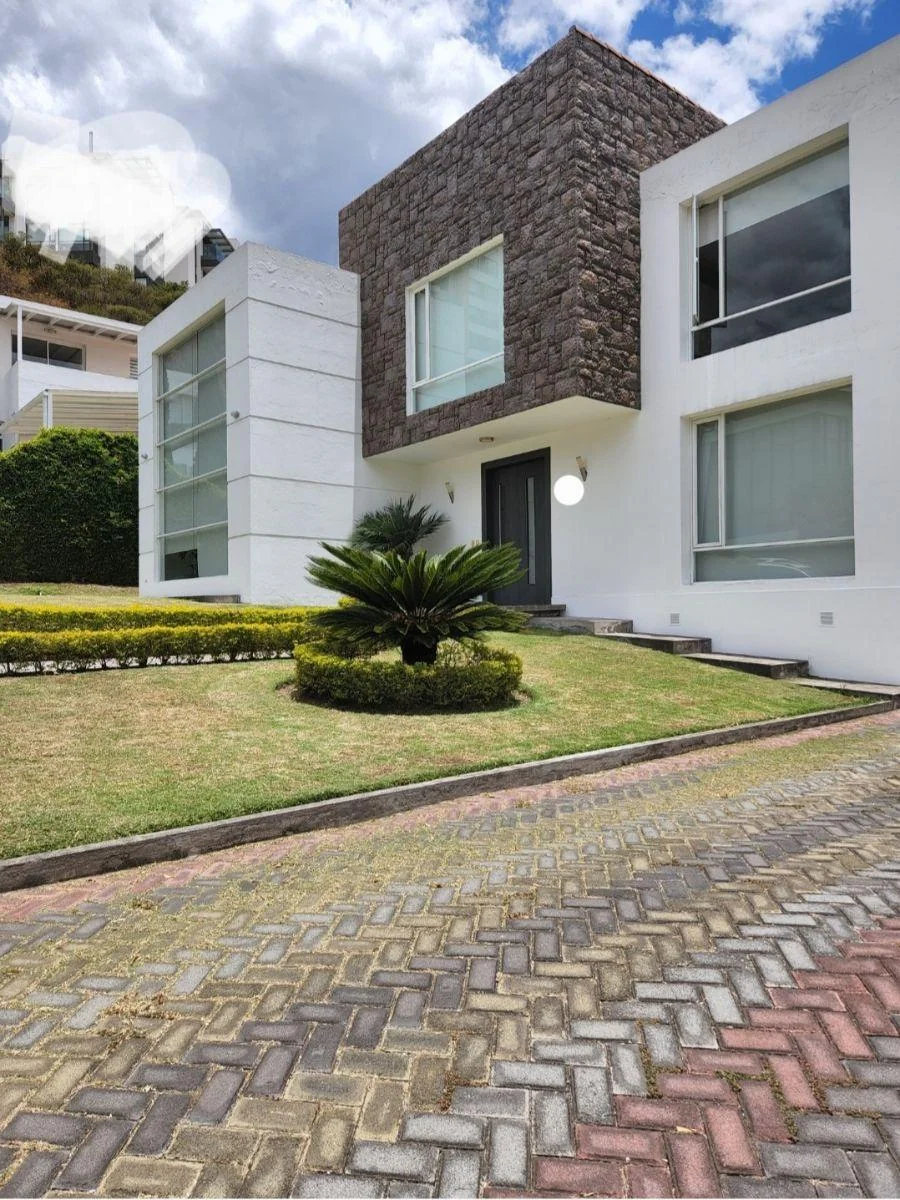 Hermosa Casa Moderna de Venta o Renta Urbanizacion Exclusiva Cumbaya por Ruta Viva — imagen 4