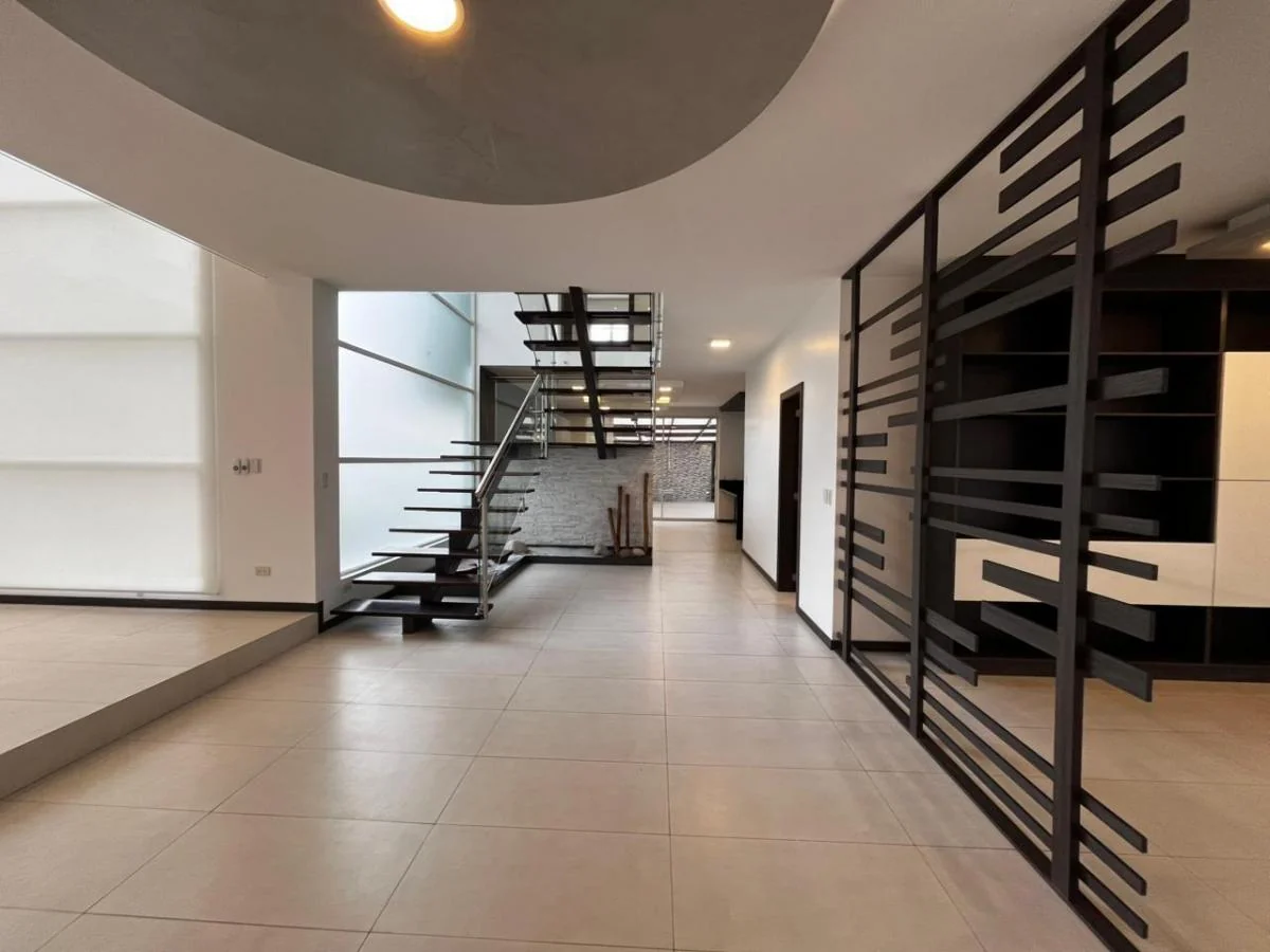Hermosa Casa Moderna de Venta o Renta Urbanizacion Exclusiva Cumbaya por Ruta Viva — imagen 3