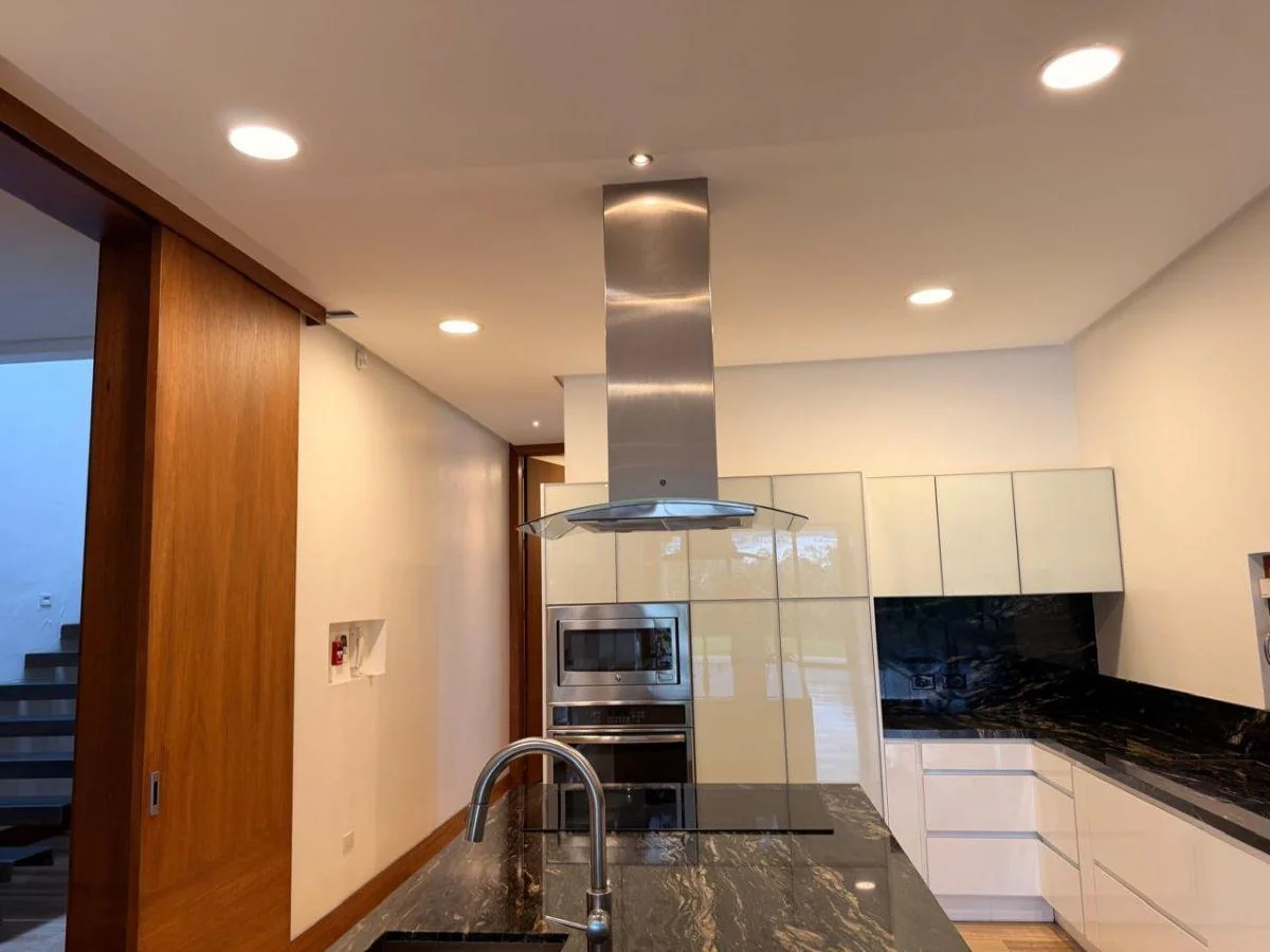 Casa de Lujo en Cumbayá – 997 m² de Terreno en Rivera de La Viña — imagen 4