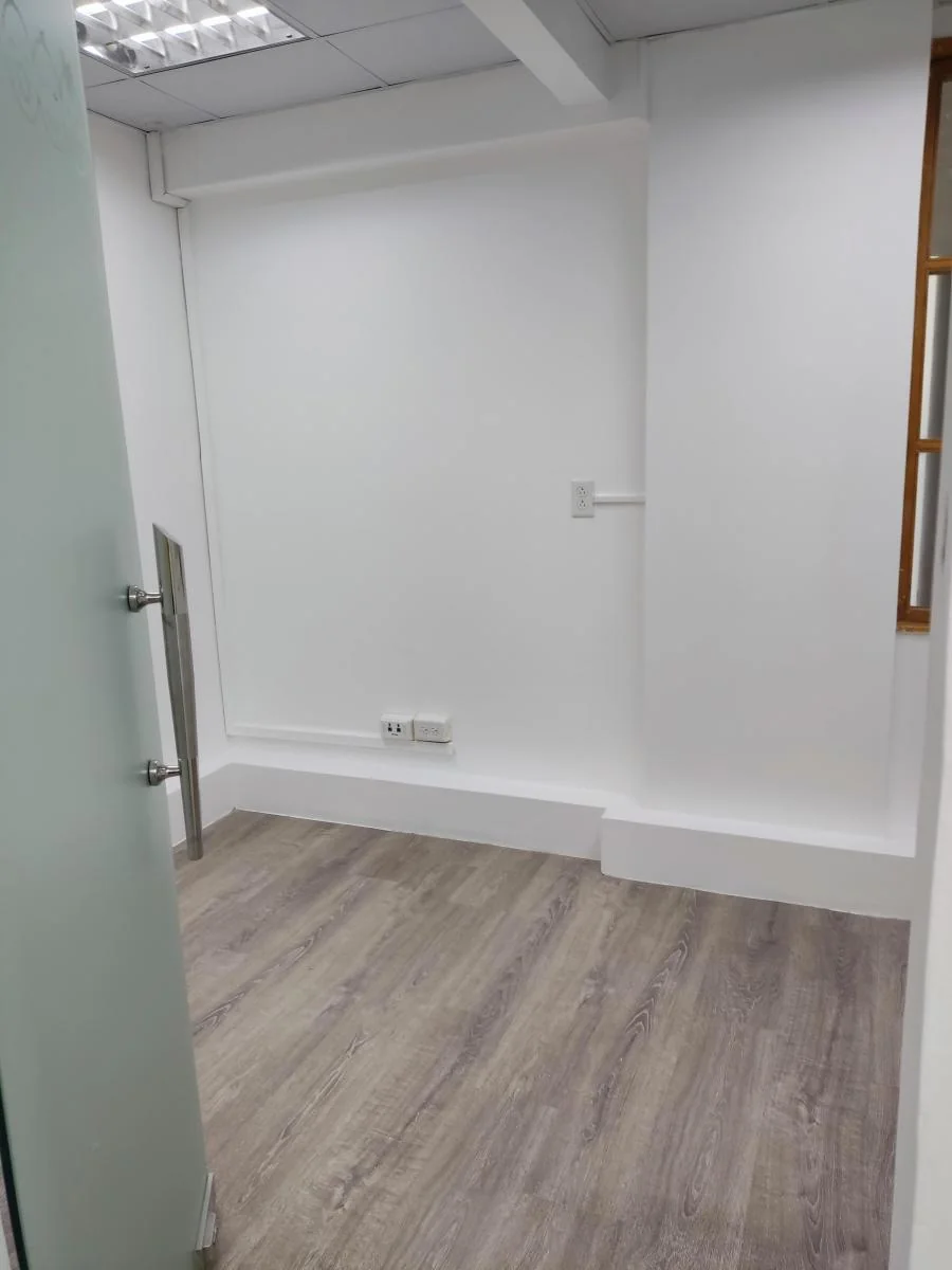 Venta Oficina Remodelada en El Edificio Equilibrium (Frente Mall del Sol), Guayas — imagen 2