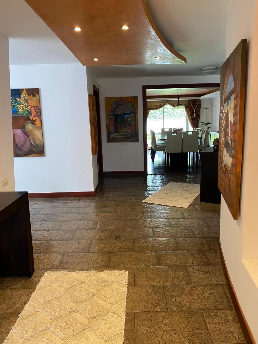 Hermosa Casa Venta Moderna Cumbayá. Provincia de Pichincha — imagen 7