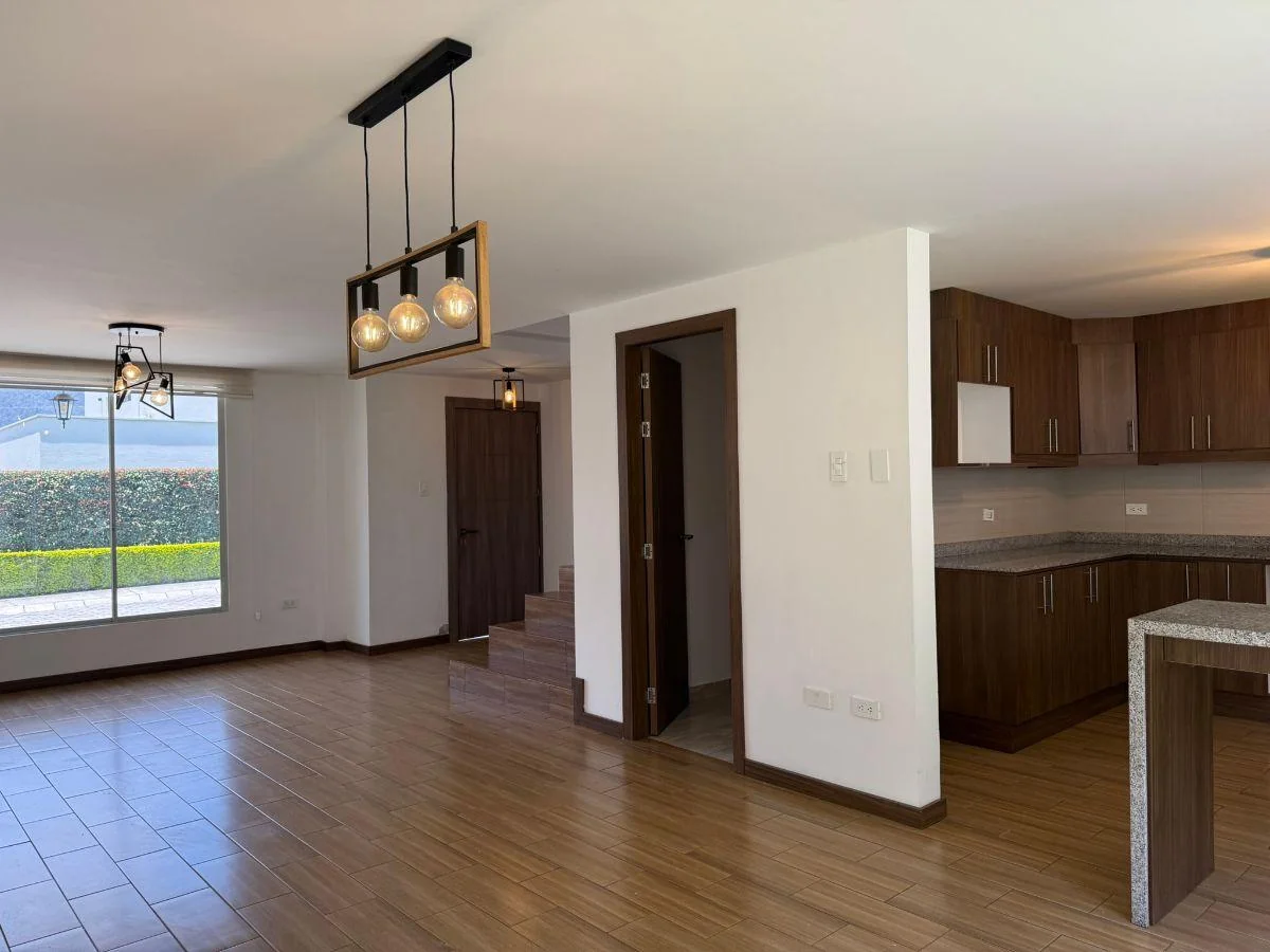 Valle de Los Chillos. Sector Mirasierra. Casa Espaciosa y Moderna en Conjunto — imagen 5