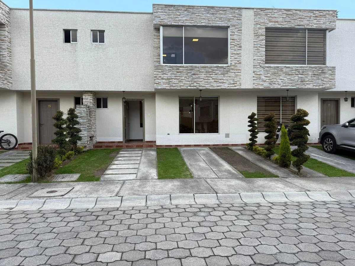 Valle de Los Chillos. Sector Mirasierra. Casa Espaciosa y Moderna en Conjunto — imagen 4
