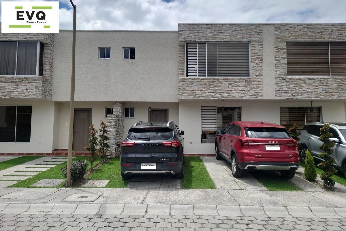 Valle de Los Chillos. Sector Mirasierra. Casa Espaciosa y Moderna en Conjunto — imagen 3