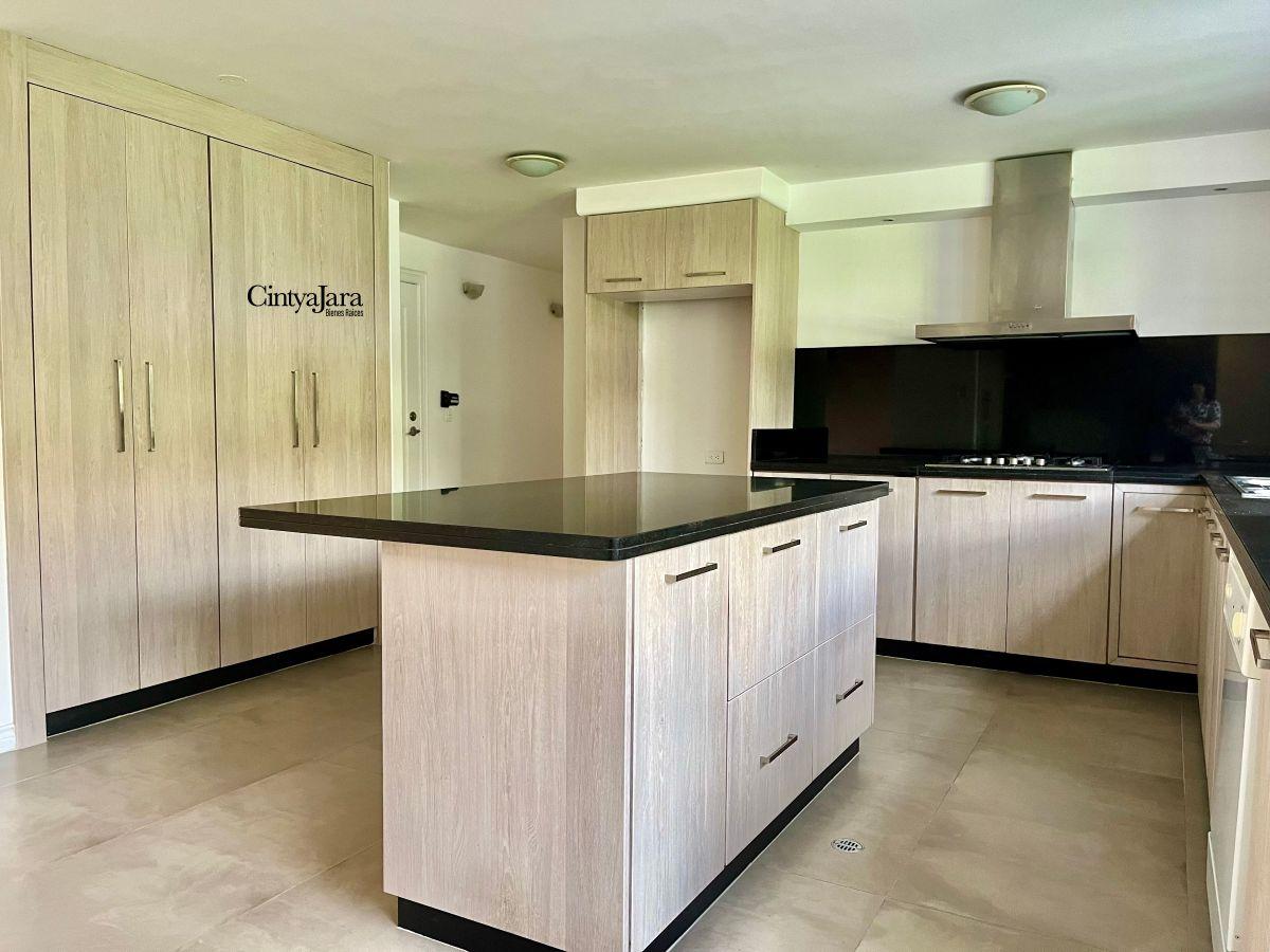 Casa en Venta, 4 Dorm., Amplio Jardín, Estudio, Estar. Urbanización Cumbaya — imagen 9