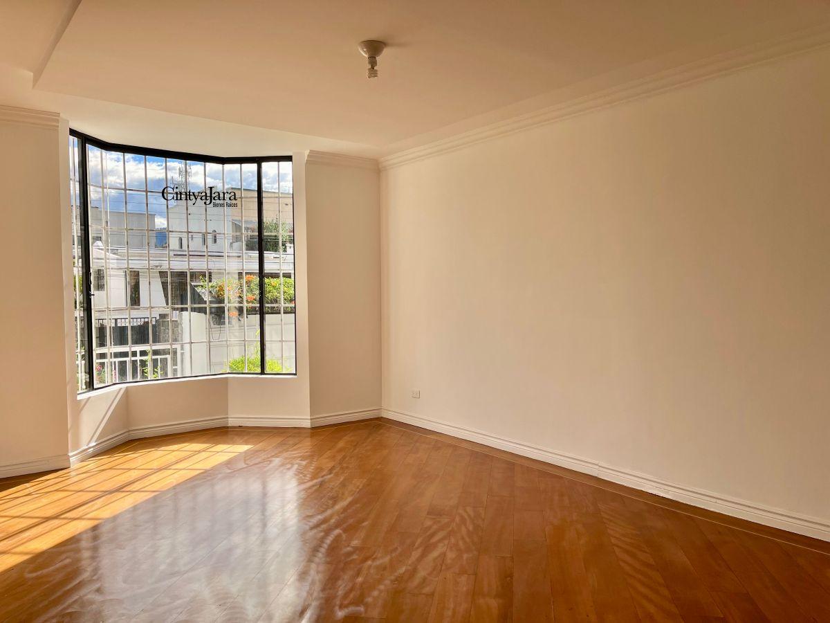 Casa en Venta, 4 Dorm., Amplio Jardín, Estudio, Estar. Urbanización Cumbaya — imagen 8