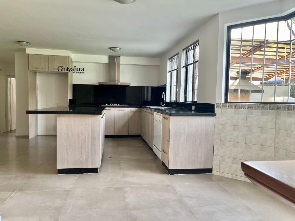 Casa en Venta, 4 Dorm., Amplio Jardín, Estudio, Estar. Urbanización Cumbaya — imagen 6