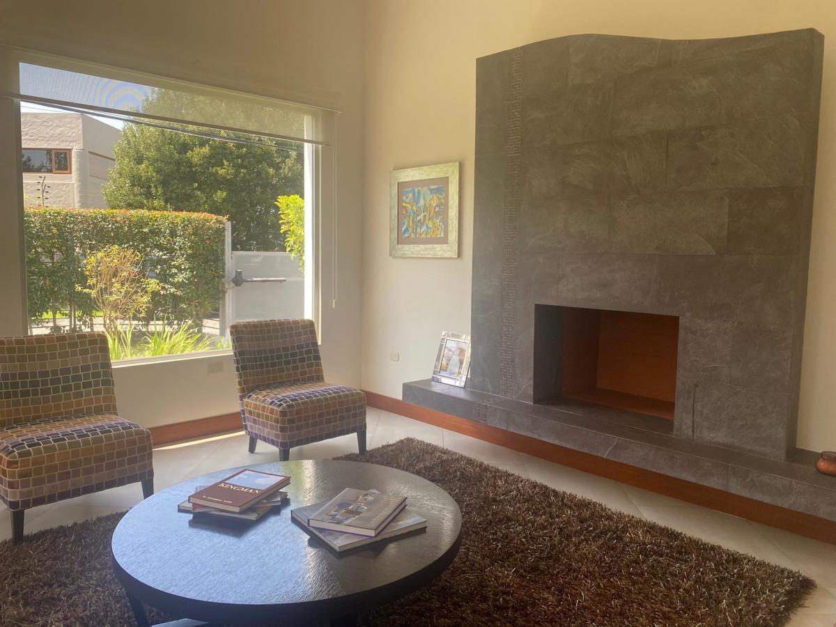 Vendo Casa Moderna, Luminosa, Amplia, 4 Dorm., Cumbaya, Urbanizacion — imagen 8