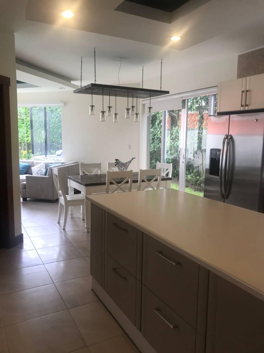 Vendo Casa Moderna, Luminosa, Amplia, 4 Dorm., Cumbaya, Urbanizacion — imagen 2