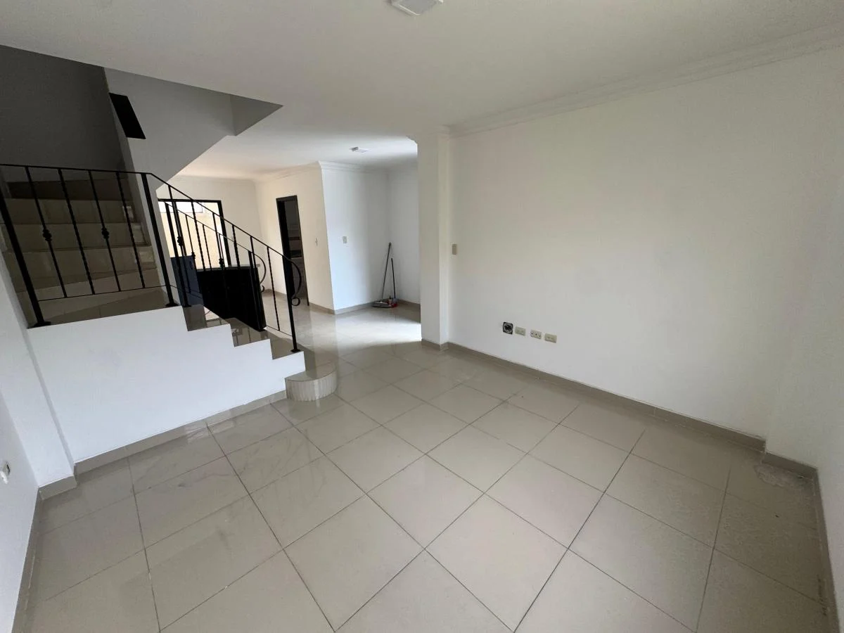 Casa con 3 Habitaciones en Venta en Urb. La Romareda, Norte Guayaquil. Guayas — imagen 10