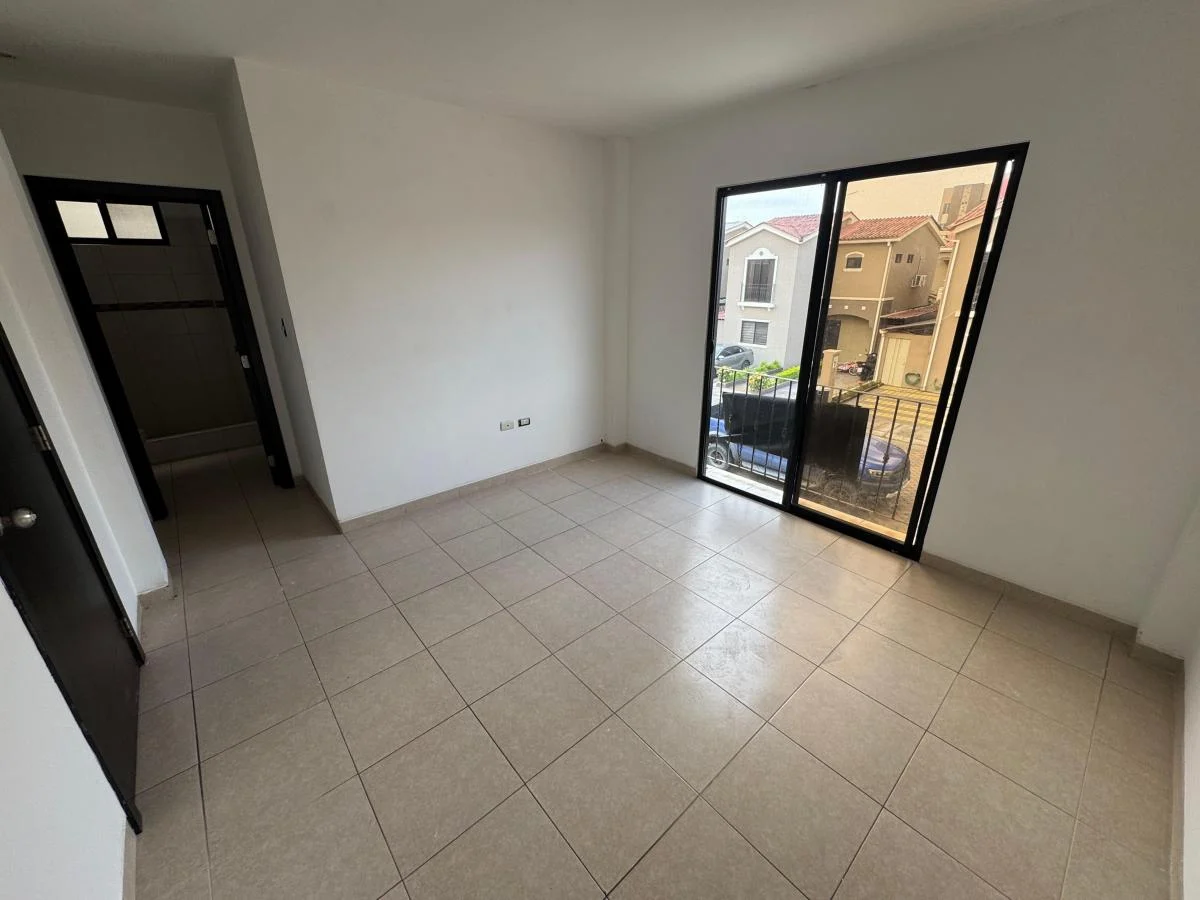 Casa con 3 Habitaciones en Venta en Urb. La Romareda, Norte Guayaquil. Guayas — imagen 8